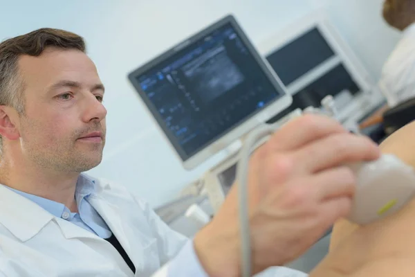 Médico com paciente submetido a ecografia de braço — Fotografia de Stock