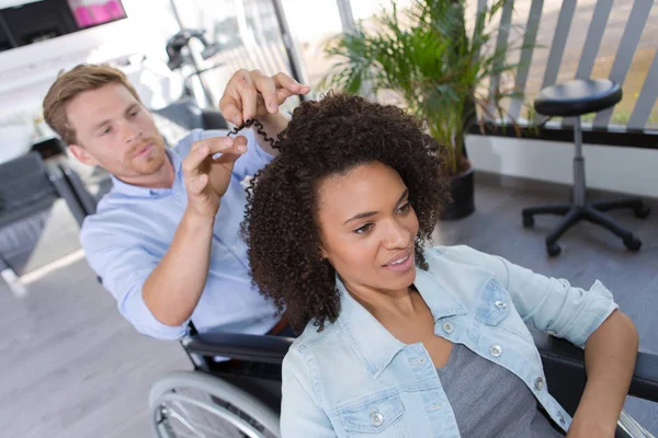 Mannelijke kapper werkzaam bij een salon — Stockfoto