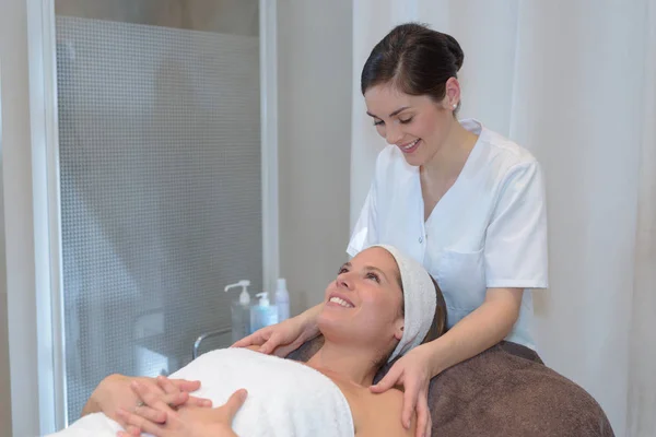 Fysiotherapeut geven schouder massage aan een vrouwelijke patiënt — Stockfoto