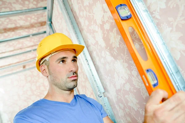 Using an spirit level against a wall — Stock Photo, Image