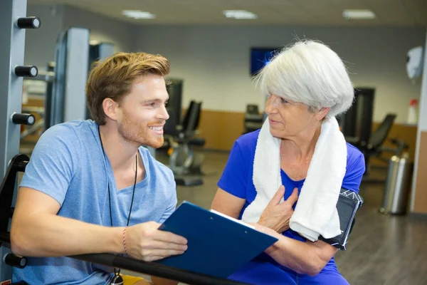 Personal trainer with senior woman — Stock Photo, Image
