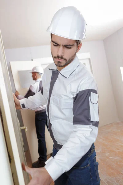 Jovem construtor montagem placas de isolamento no telhado da nova casa — Fotografia de Stock