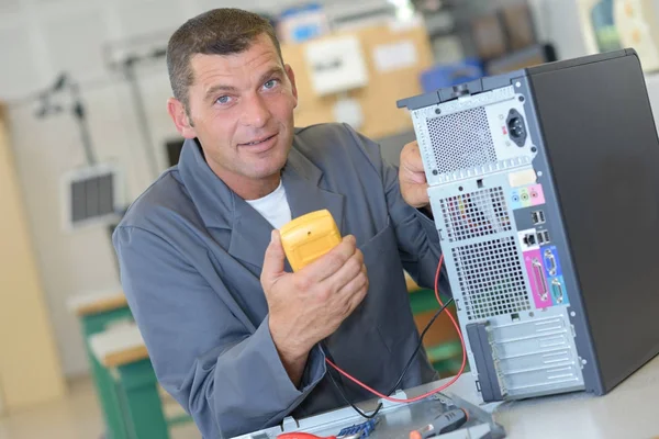 Man toren computer testen met een multimeter — Stockfoto