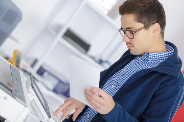 Ung vuxen affärsman använder fotokopia maskin i office — Stockfoto