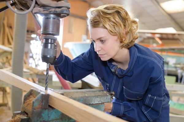 Arbeiterin auf Fräsmaschine — Stockfoto