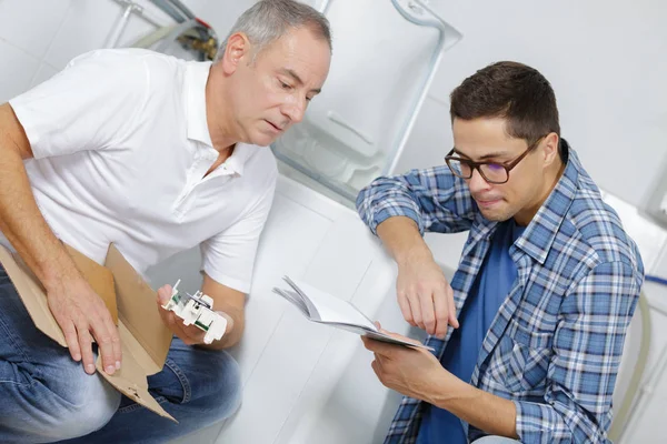 Elektriciens controleren van elektronische componenten — Stockfoto