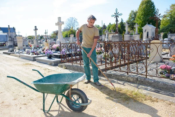 Underhåll-man som arbetar i kyrkogård — Stockfoto