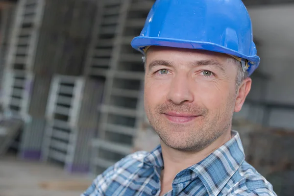 Trabajador feliz y hombre —  Fotos de Stock