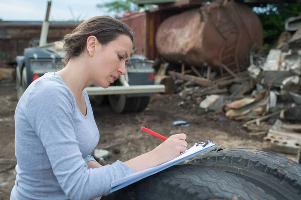 Jonge vrouw beheer van stortplaats — Stockfoto