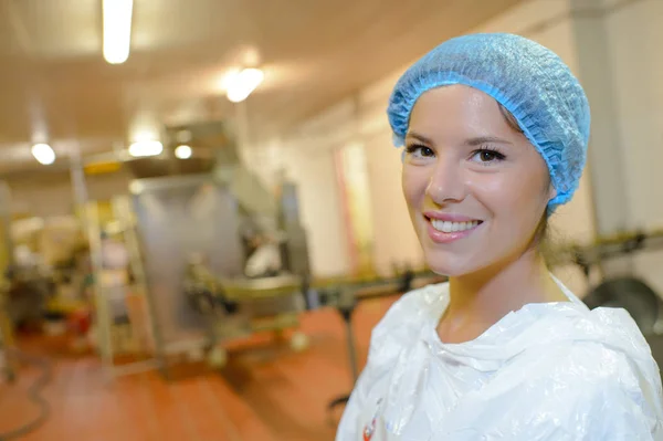 Щаслива жінка-працівник на заводі — стокове фото