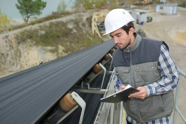 Inspection of the conveyor belt — Stock Photo, Image