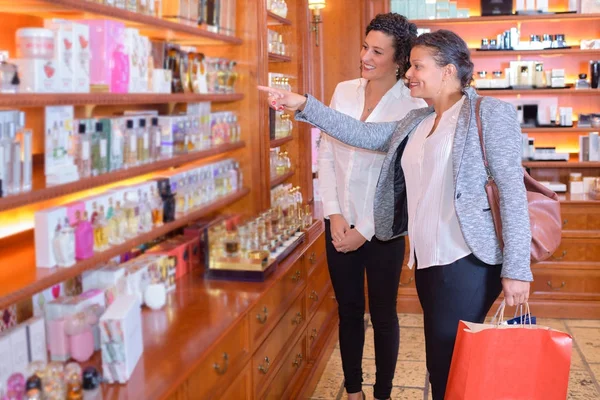 La compra de productos caros y boutique — Foto de Stock