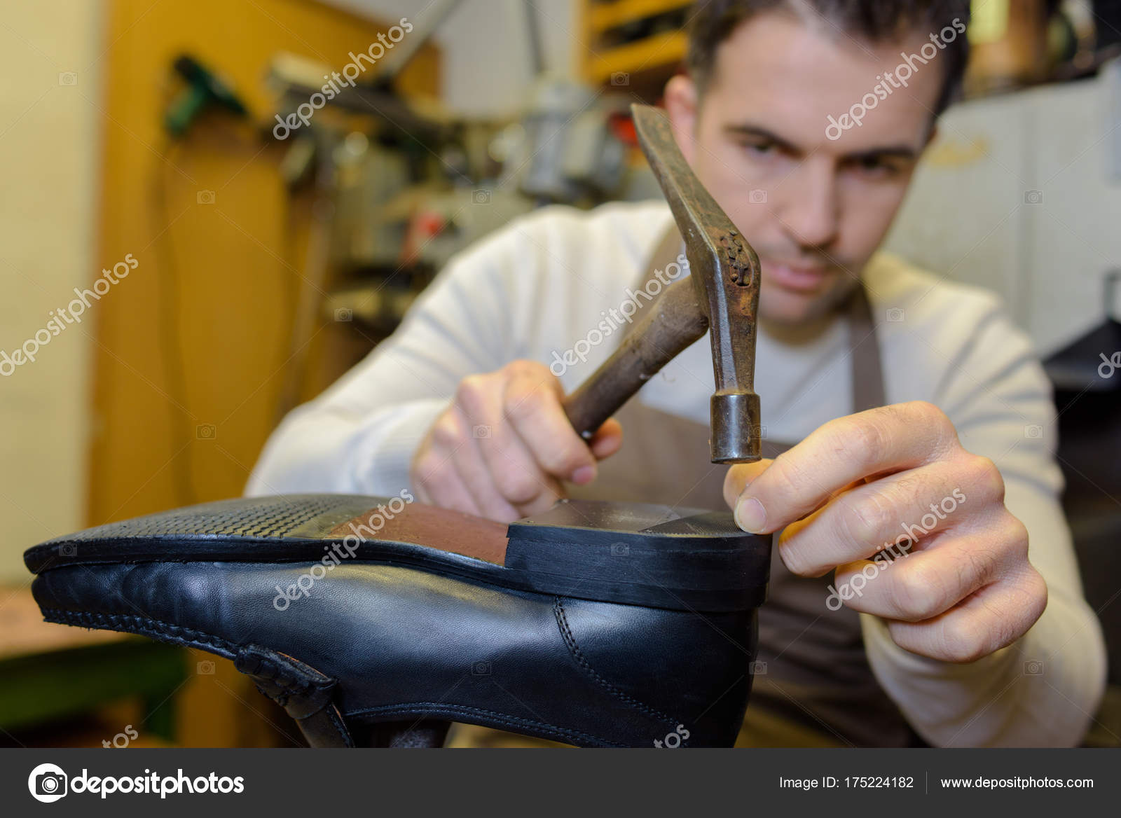 Обувщик сапожник. Сапожник профессия. Джеймс смит обувщик. Сапожник ремесло. Сапожник в мастерской.