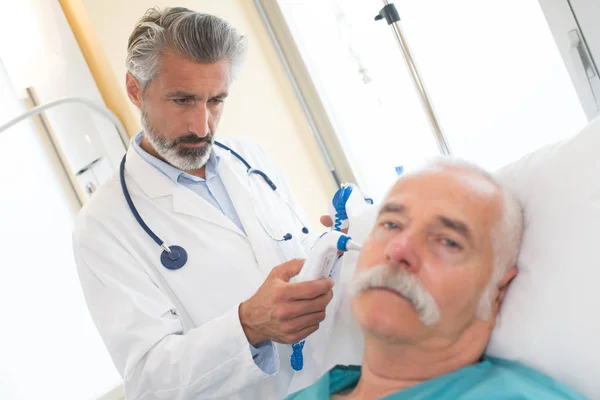 Médico masculino com homem idoso no hospital — Fotografia de Stock