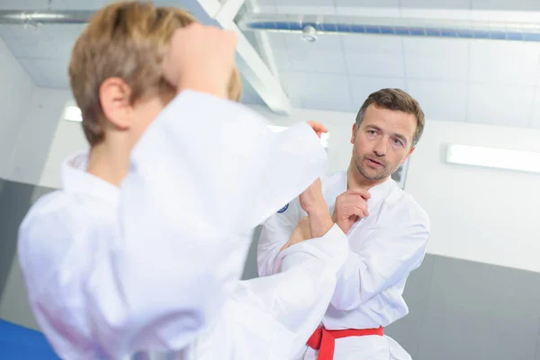 Mestre de artes marciais instruindo estudante — Fotografia de Stock