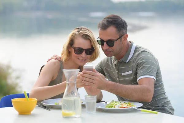 Casal de férias tomando café da manhã — Fotografia de Stock