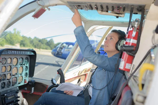 Jovem piloto de helicóptero mulher — Fotografia de Stock