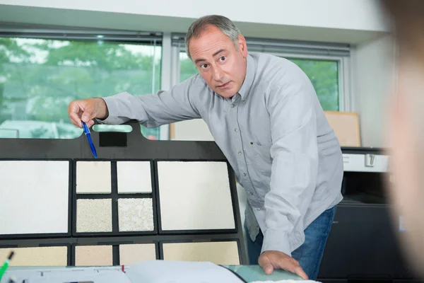 Homem de negócios fazendo uma apresentação no escritório — Fotografia de Stock