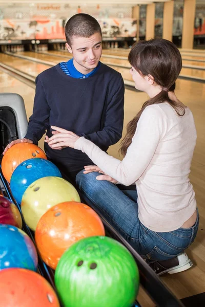 Flirten in de bowling centrum — Stockfoto