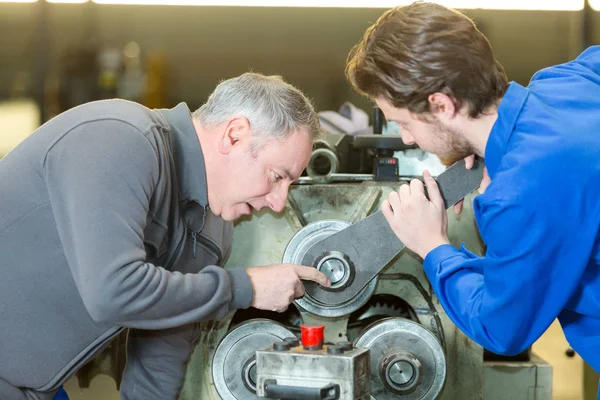 Mechaniker-Lehrling in Fabrik — Stockfoto