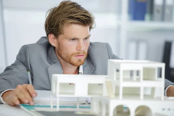 Männlicher Architekt mit Modell — Stockfoto