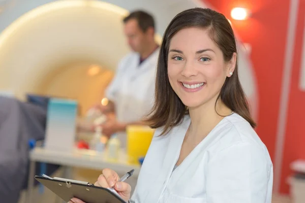 Portrait de l'infirmière prenant des notes au département de radiologie — Photo