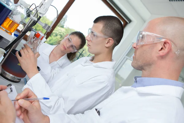 Haciendo experimentos en el laboratorio — Foto de Stock