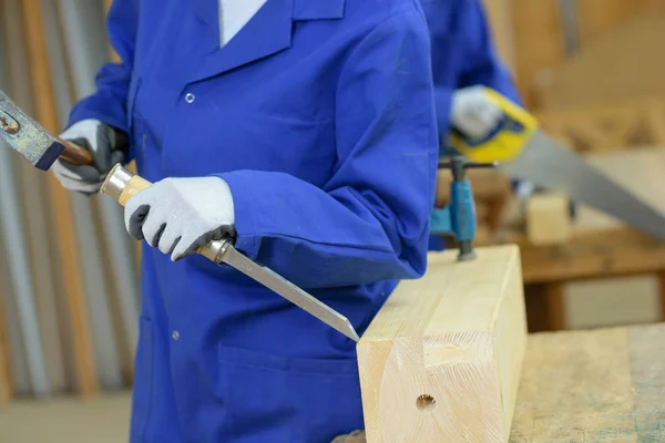 Trabalhadores em oficina de carpintaria — Fotografia de Stock