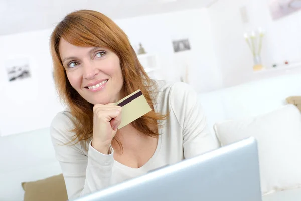 Hermosa hembra de compras en línea y pagar con una tarjeta de crédito —  Fotos de Stock