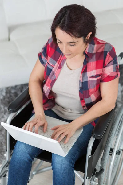 Femme utilisant l'ordinateur portable — Photo