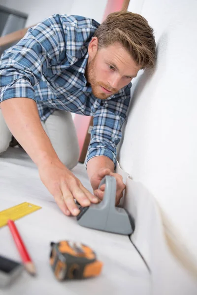 Homme pose stratifié plancher dans le concept de construction — Photo