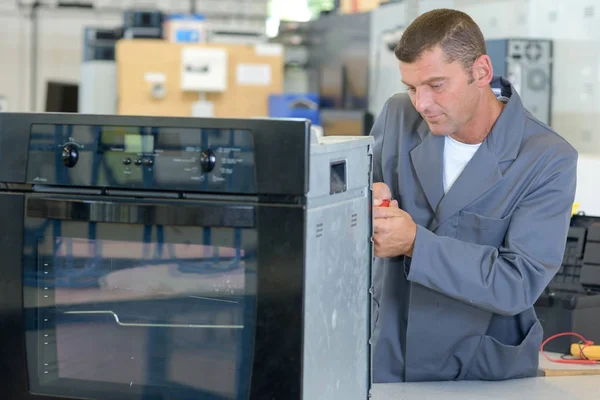 Tot vaststelling van een oven en technicus — Stockfoto