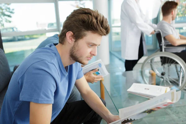 Jeune homme en attente d'un examen dentaire — Photo