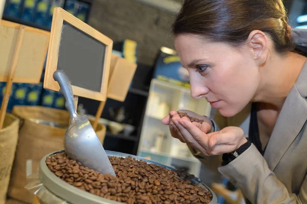 芳香族コーヒー豆の臭いがするコーヒーのマスターの肖像画 — ストック写真