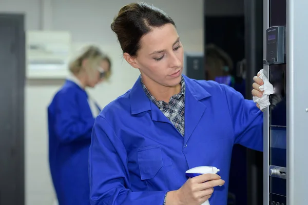 Frau putzt Glasvitrine — Stockfoto