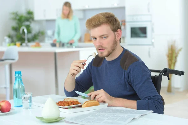 Man uitgeschakeld op rolstoel na de lunch — Stockfoto