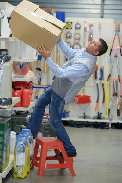 Trabajador que se cae de la escalera en el almacén — Foto de Stock
