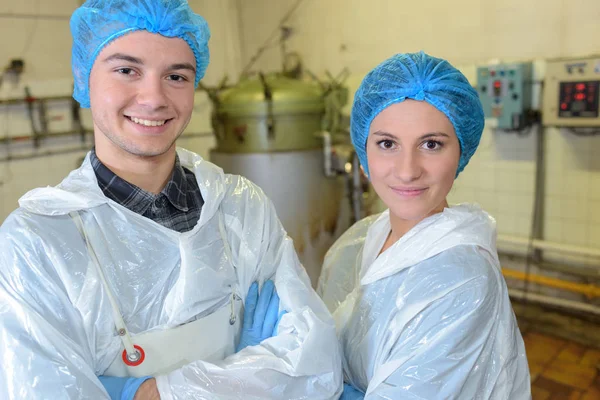 Trabajador de la fábrica de alimentos procesados sonriendo — Foto de Stock