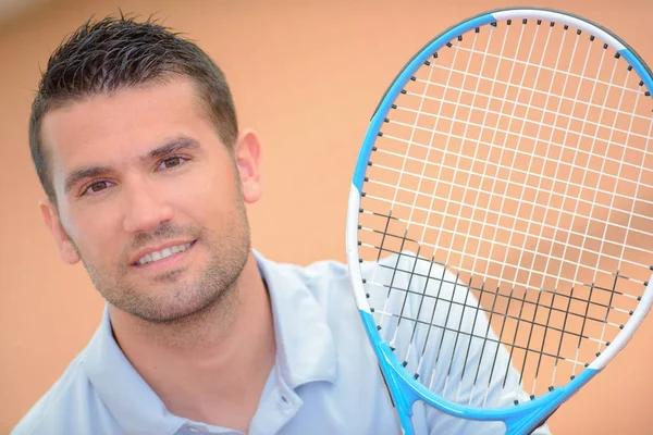 Retrato del hombre sosteniendo raqueta de tenis — Foto de Stock