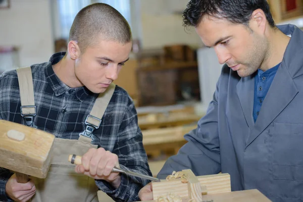 年轻人雕刻木头 — 图库照片