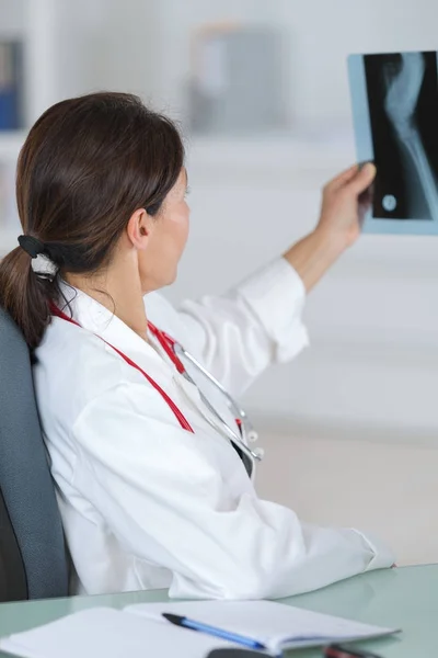 Medico donna che analizza una radiografia — Foto Stock