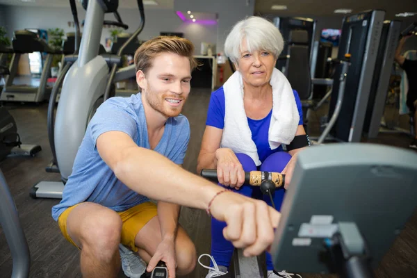 Coach och damen i gymmet — Stockfoto