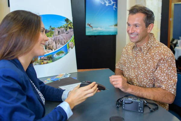 Customer of a travel agency — Stock Photo, Image