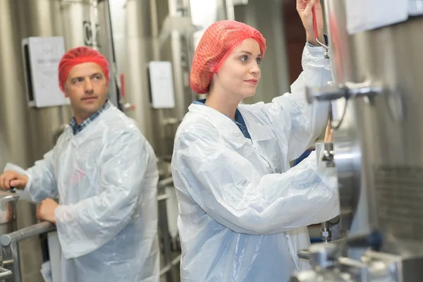 Factory workers on the job — Stock Photo, Image