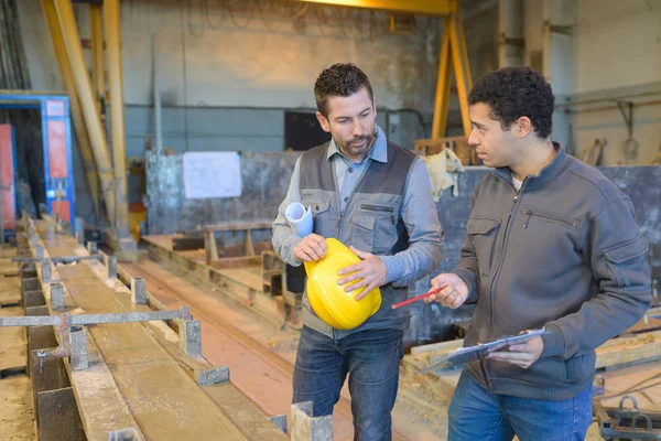 Två affärsman som arbetar i fabriken — Stockfoto