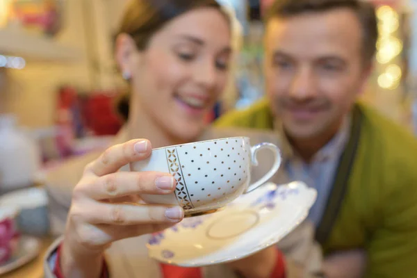 Sourire beau couple faisant du shopping au supermarché — Photo