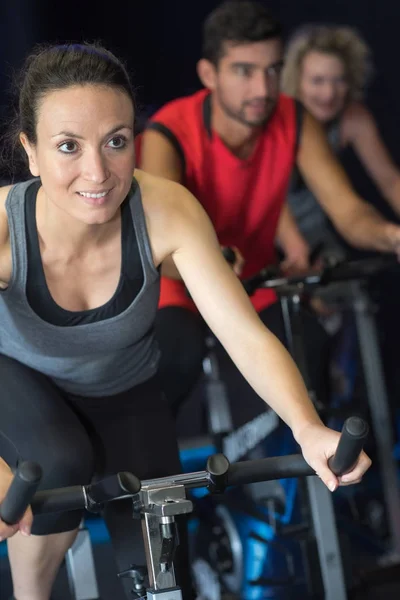 체육관에서 자전거 타기 — 스톡 사진