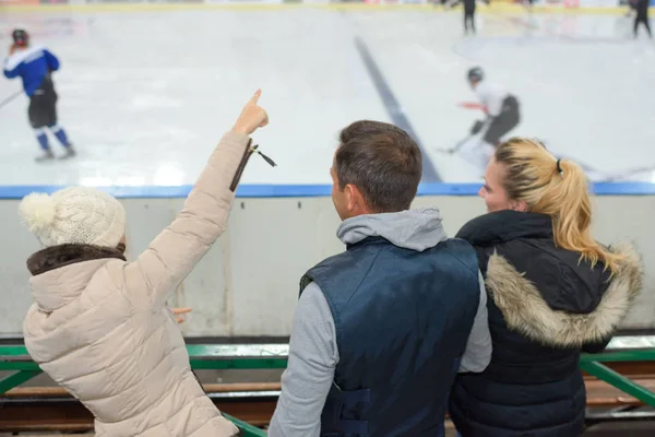 Przyjaciele wathcing Hokej na lodzie — Zdjęcie stockowe