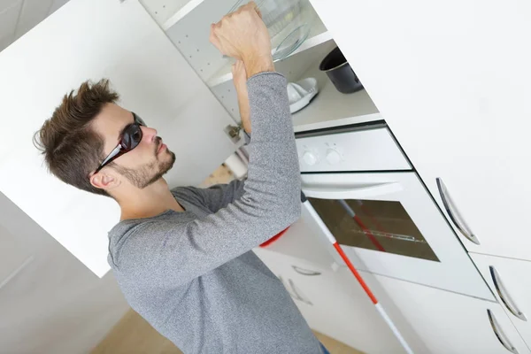 Ciego joven en su cocina — Foto de Stock