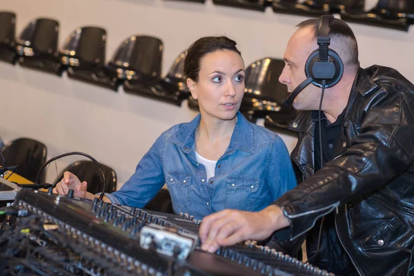 Engenheiros de som em controles — Fotografia de Stock